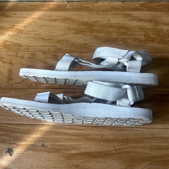 Teva sandal size 8 - Picture 4 of 8